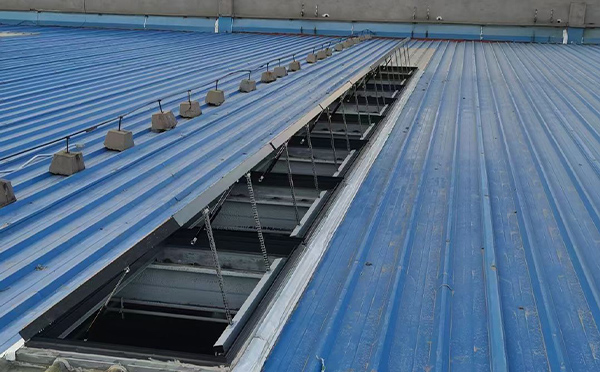 某城市大型商业综合体中庭库车排烟窗工程